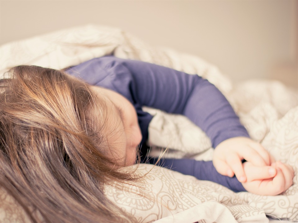 vezel Erfgenaam hek Vanaf welke leeftijd kan een kind onder een dekbed slapen? – Alles over  Kids: Voor kinderen en ouders die graag meer willen weten